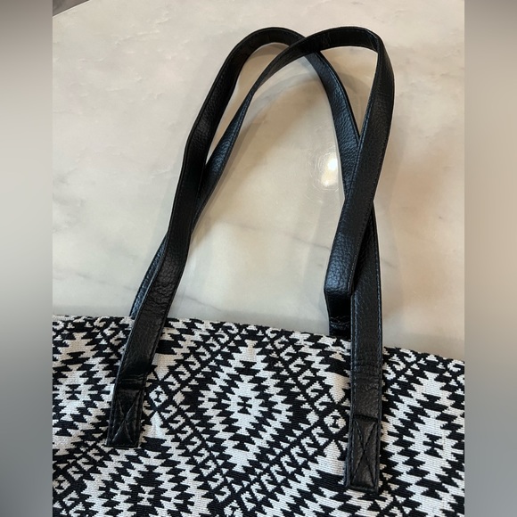 Joe Boxer Women’s Printed Tote Bag. - Picture 3 of 9